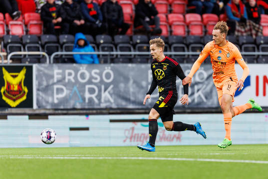 Östersunds Henrik Bellman i kamp med AFC Eskilstunas Anton Ekeroth