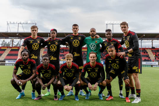  Östersunds Sebastian Karlsson Grach, Chovanie Amatkarijo, Kristian Novak, målvakt Aly Keita, Samuel Mensiro, Myroslav Mazur. Nedre raden: Mansour Sinyan, Yannick Armel Assiedou Adjoumani, Henrik Bellman, Cesar Weilid, Erick Brendon Pinheiro da Silva inför fotbollsmatchen i Superettan mellan Östersund och AFC Eskilstuna den 9 oktober 2022 i Östersund. 