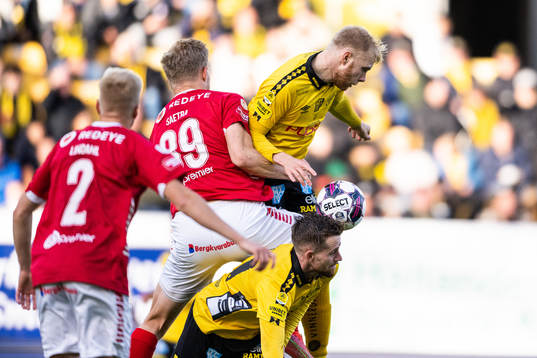 Kalmars Lars Saetra i kamp med Elfsborgs Sveinn Guðjohnsen och Rasmus Alm