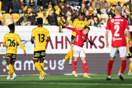 Elfsborgs Leo Väisänen och Kalmars Simon Skrabb