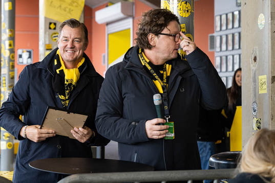 Före detta Elfsborgsspelaren Mathias Svensson hedras som invald i Hall of Fame av klubbchef Stefan Andreasson på supportertorget