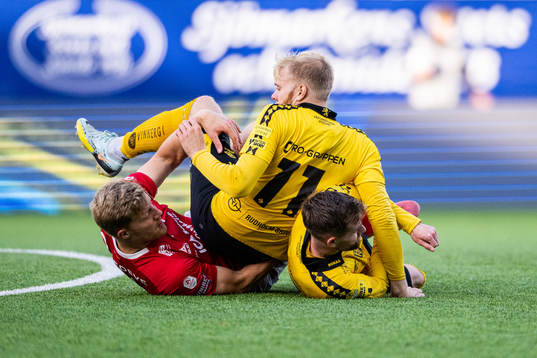 Kalmars Lars Saetra i kamp med Elfsborgs Sveinn Guðjohnsen och Rasmus Alm