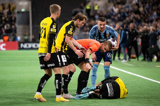 Djurgårdens Haris Radetinac skriker på Häckens Oscar Uddenäs