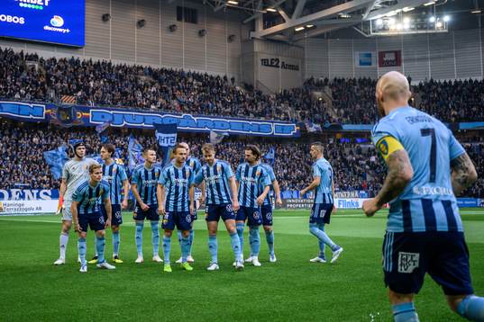 Djurgårdens spelare ställer upp för en lagbild