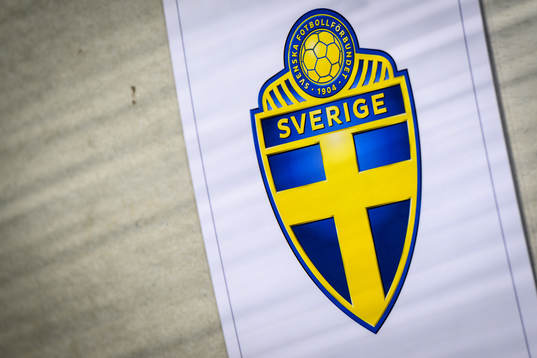 s emblem på väggen före en träning med Sveriges U23
