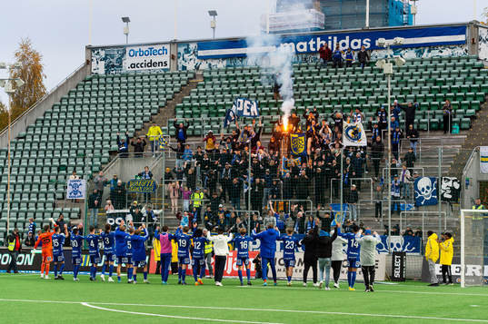 GIF Sundsvalls spelare jublar med publiken