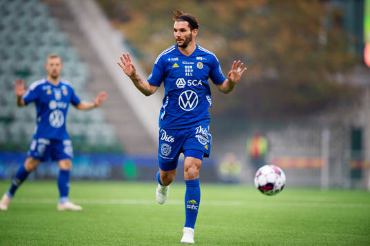 GIF Sundsvalls Forrest Lasso släpper en boll förbi sig