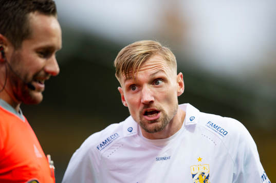 IFK Göteborgs Sebastian Eriksson pratar med domare Victor Wolf