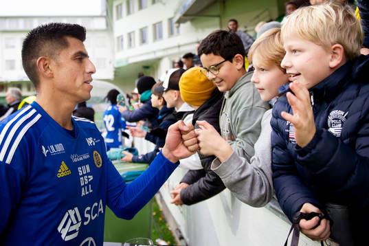 GIF Sundsvalls Joe Corona tackar unga fans