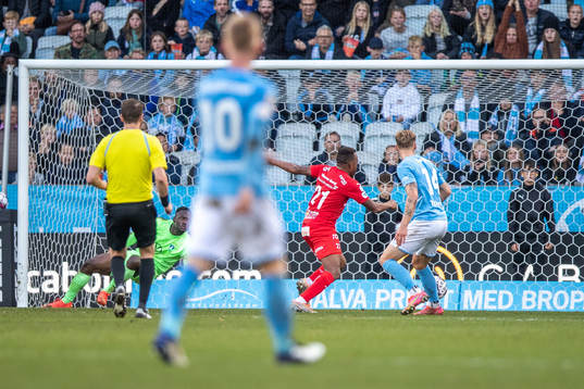Malmö FFs målvakt Ismael Diawara räddar boll från