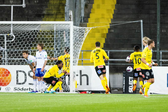 Mjällbys Heradi Rashidi jublar efter Carlos Moros Gracia gjort 2-2