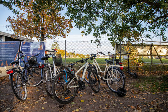 Cyklar parkerade utanför Vejby idrottsplats