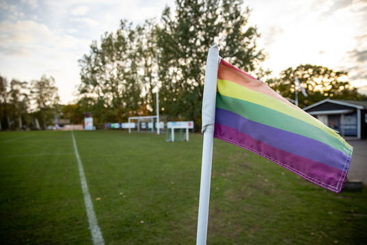 En regnbågsfärgad hörnflagga