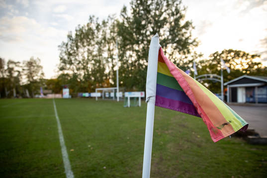 En regnbågsfärgad hörnflagga