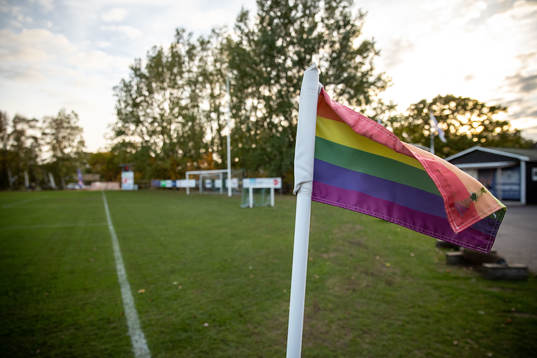 En regnbågsfärgad hörnflagga