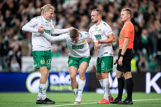 Hammarbys Joel Nilsson har ont och stöttas av Gustav Ludwigson och Veton Berisha