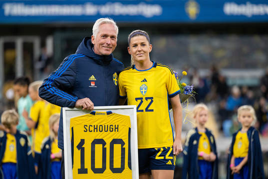 Olivia Schough of Sweden with Håkan Sjöstrand, general