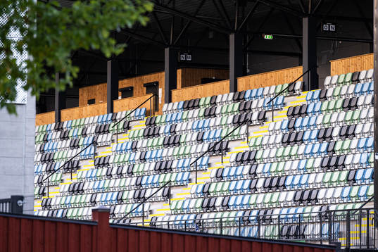 Stolar på läktare på Stadsparksvallen