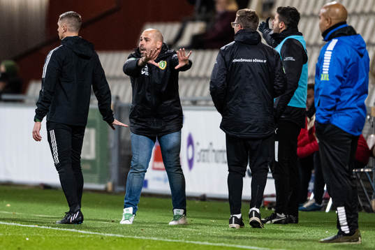 Jönköpings Södras tränare Oscar Garcia Rodrigues reagerar