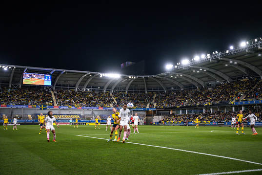 Filippa Angeldahl of Sweden and Wendie Renard of France