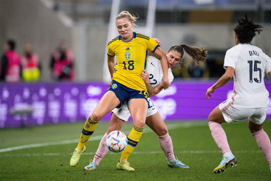 Fridolina Rolfö of Sweden and Eve Perisset of France