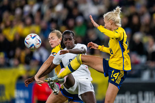 Viviane Asseyi of France and Nathalie Björn of Sweden