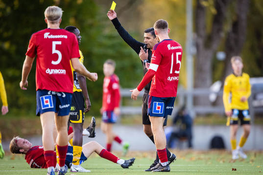 domare Barech Afzal Khan  delar ut gult kort