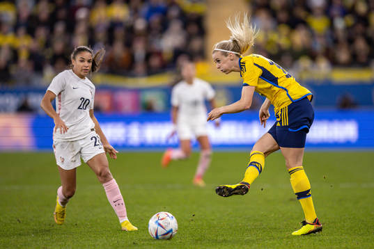 Delphine Cascarino of France and Amanda Ilestedt of Sweden