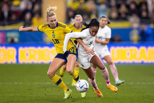 Fridolina Rolfö of Sweden and Lindsey Thomas of France