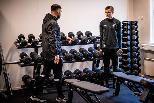 Fysioterapeut Sebastian Ceder och Melker Heier