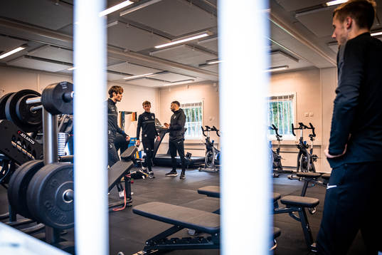 Fysioterapeut Sebastian Ceder instruerar Albin Linnér och Adam Egnell