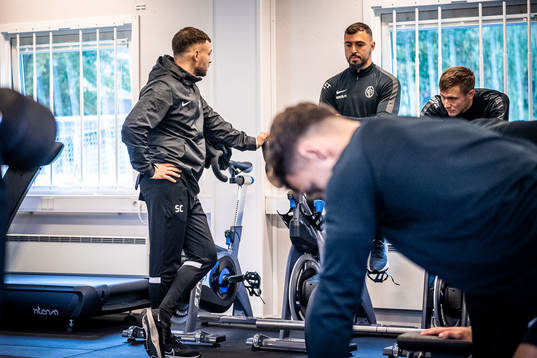 Fysioterapeut Sebastian Ceder i samtal med målvakt Amr