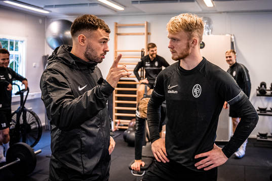 Fysioterapeut Sebastian Ceder och målvakt Hampus Pauli