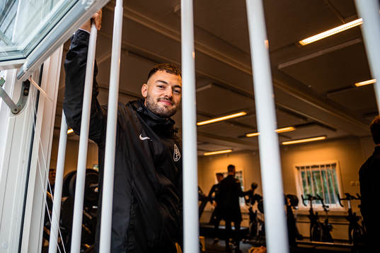 Fysioterapeut Sebastian Ceder poserar för ett porträtt