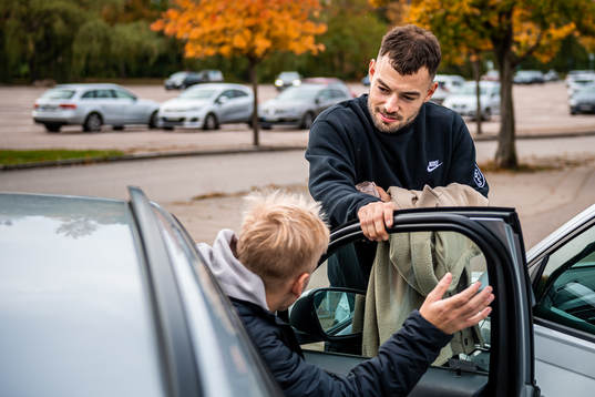 Fysioterapeut Sebastian Ceder på väg till sjukhuset med Emil Lindman