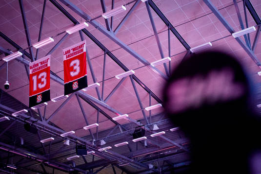 Hissade tröjor i Behrn Arena för Lars Mozart Andersson