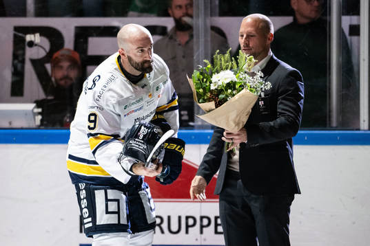 HV71s Taylor Matson får blommor av Rögles sportchef Chris