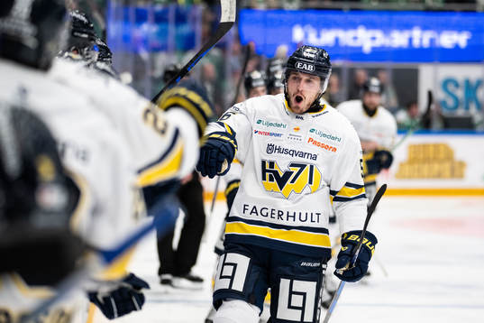 HV71s Fredrik Forsberg jublar