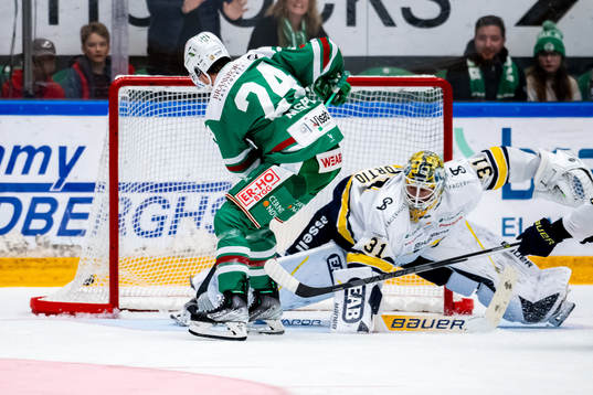 Rögles Marco Kasper gör 2-1på HV71s målvakt Joni Ortio