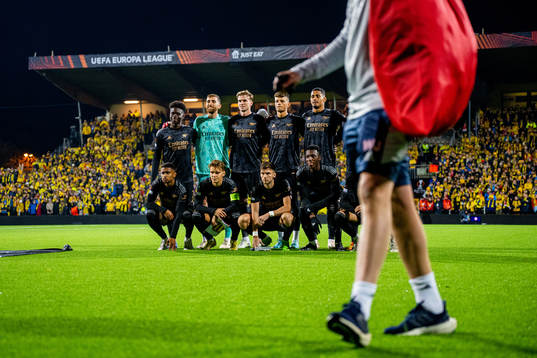 Martin Ødegaard and the starting eleven of Arsenal pose