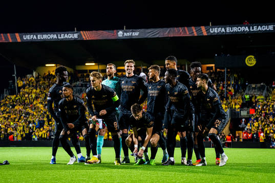 Martin Ødegaard and the starting eleven of Arsenal pose