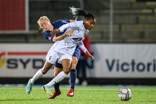 FC Rosengårds Halimatu Ibrahim Ayinde och Eskilstuna Uniteds Mia Jalkerud