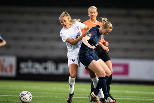 FC Rosengårds Olivia Holdt och Eskilstuna Uniteds Emma