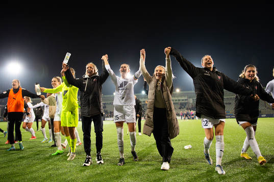 FC Rosengårds spelare jublar efter slutsignalen
