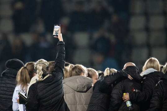 FC Rosengårds pressansvarig Luise Eklund tar bilder med mobiltelefon efter slutsignalen
