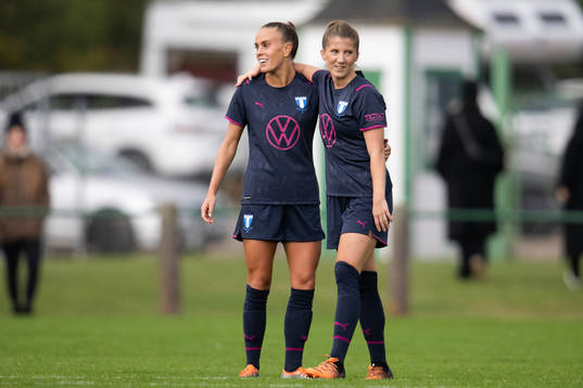 Malmö FFs Elin Björklund och Lovisa Wifvesson jublar