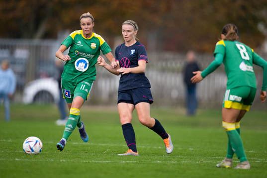Malmö FFs Amanda Kander och Åhus Sofie Persson