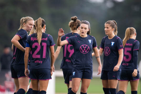 Malmö FFs Elin Björklund och Petronella Winblad jublar