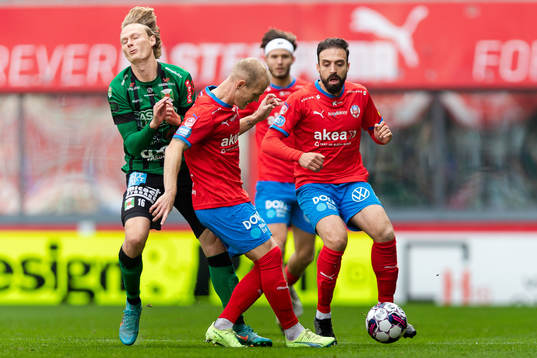 Varbergs Alexander Johansson i en kamp mot Helsingborgs Philip Rejnhold och Abdul Rahman Khalili