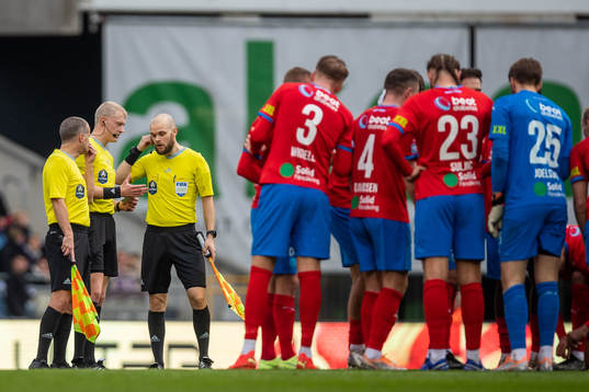 Assisterande domare Daniel Yng, domare Adam Ladebäck och assisterande domare Daniel Gustavsson